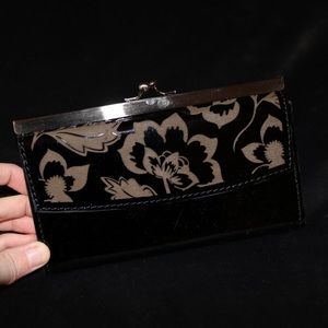 NWOT Patricia Nash Snap-Lock Wallet - Black